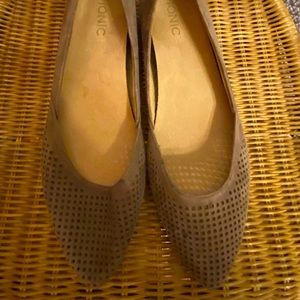 Vionic neutral flat- brand new never worn